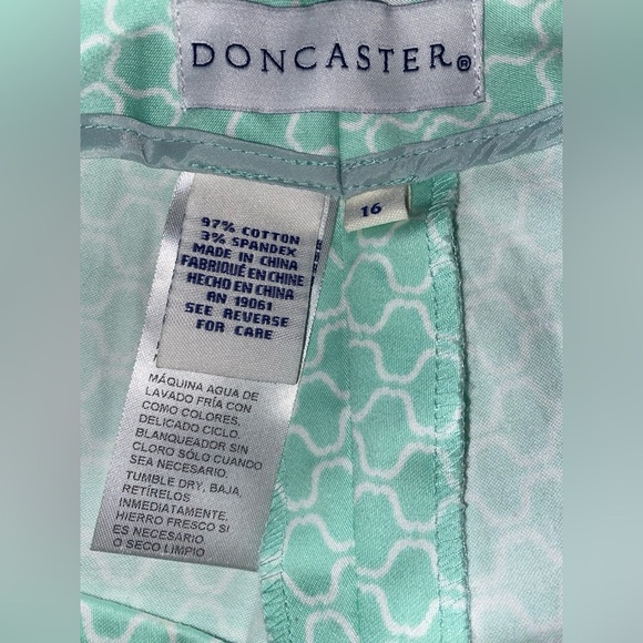 Doncaster Brand Ladies Capris in Mint Green with a Keyhole Design Size 16 - Picture 4 of 4